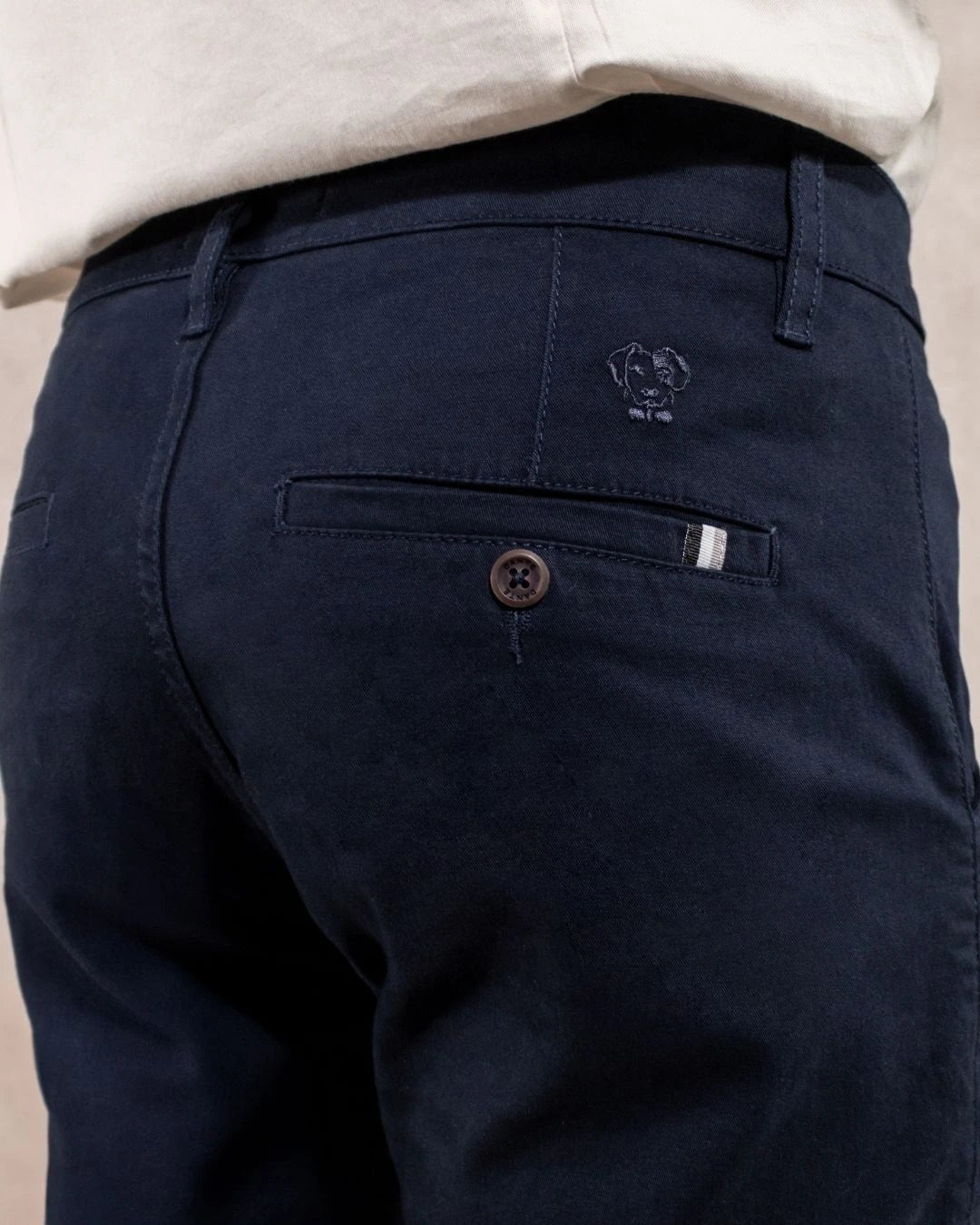 Close-up photo of men's navy blue-colored stretch chino pants by DANTE.